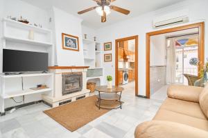 a living room with a tv and a couch at Vivienda junto a Plaza España in Nerja