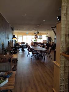 a restaurant with tables and chairs in a room at HotelPension van Ewijcksluis in Anna Paulowna