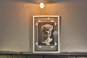 a picture of a statue on a wall at Loft Industrial in Santo André +49 photos