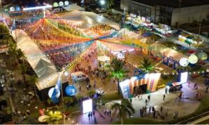 an overhead view of a christmas market at night at Aracaju Apartamento 2 Quartos Proximo A Orla de Atalaia Praia de Aruana Aeroporto Shopping Sul in Aracaju +71 photos