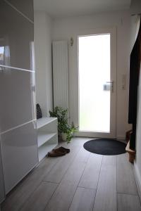 a hallway with a door and a floor with a rug at Urlaubswerft-Dock-13-|-Ihr-stilvolles-Erholungsparadies in Kiel +30 photos