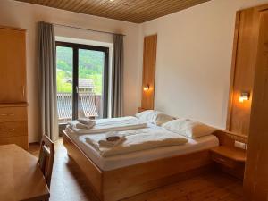 una camera da letto con un letto e una grande finestra di Ferienhof Hoffmann a Weissensee
