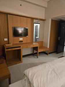 a hotel room with a desk with a television on it at Atithi Palace in Bhāgalpur