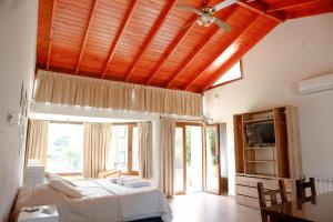 a bedroom with a bed and a wooden ceiling at Mellmell en la Sierra in Tandil +76 photos