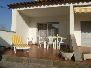 a patio with chairs and a table on a house at Gran Sol C 01 in L'Escala