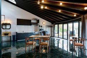 a kitchen and dining room with a table and chairs at Suikomareso 2 水処稀荘 三隈川別館 in Hita