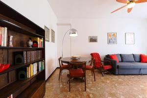 a living room with a table and a couch at PrimoPiano - Padova 256 in Milan