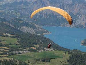 a person riding a parachute in the air at Camping Lou Passavous in Le Vernet