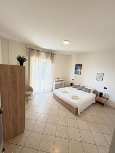 a large bedroom with a large bed in a room at Sydney Apartment in Frosinone