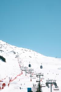 a ski slope with people on a ski lift at Alpeen Hotel in Les Menuires +72 photos