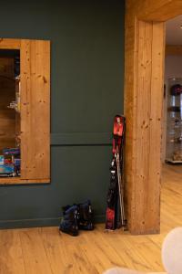 a group of guitars sitting on the floor next to a wall at Alpeen Hotel in Les Menuires