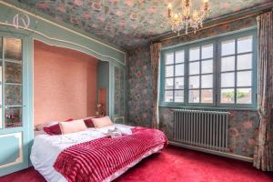 a bedroom with a large bed with a red carpet at L'Escale - Maison 5CH & Jardin in Bray-Dunes