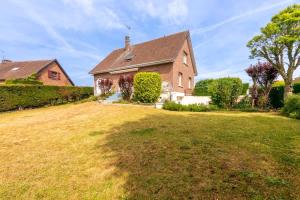 an old brick house with a large yard at L'Escale - Maison 5CH & Jardin in Bray-Dunes