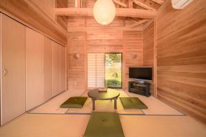 a living room with a table and a tv at 結の里 in Gero