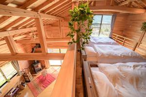 an overhead view of a bedroom in a tiny house at 結の里 in Gero