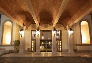 a lobby with arches and a ceiling with windows at Gamma Ciudad Juarez in Ciudad Juárez +61 photos