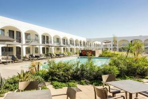 a view of the courtyard of a resort with a swimming pool at Gamma Ciudad Juarez in Ciudad Juárez