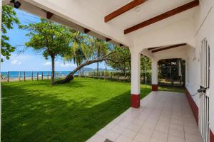 a house with a view of the ocean at Casa Osú in Sámara