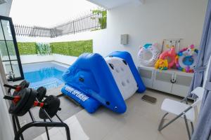 a room with a pool and an inflatable shark room at Abata Villa Panorama & Pool in Tingkirtengah +5 photos