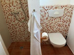 a small bathroom with a toilet and a shower at Bungaloase in Kelheim +31 photos