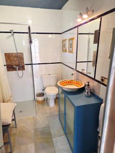 ein Badezimmer mit Waschbecken und Toilette in der Unterkunft Poly's House in Tomares