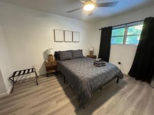 a bedroom with a bed and a ceiling fan at Location Lake Eola View 1 Bedroom condo in Orlando