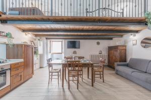a kitchen and dining room with a table and chairs at BHR - Il Nido di Trevi in Trevi