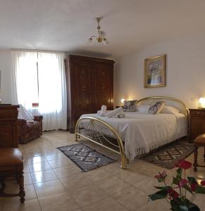ein Schlafzimmer mit einem Bett in einem Zimmer in der Unterkunft Locanda Rum e Pera in Acquapendente
