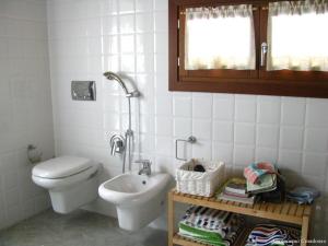 a bathroom with a toilet and a sink at Agriturismo Coradosso "La casetta" in Selvapiana