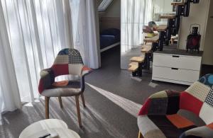 a living room with chairs and a mirror at Bungalowpark Simpelveld - Alpha 95 in Simpelveld +3 photos
