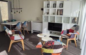 a living room with a table and chairs at Bungalowpark Simpelveld - Alpha 95 in Simpelveld