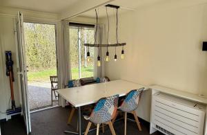 a kitchen with a table and chairs in a room at Bungalowpark Simpelveld - Alpha 95 in Simpelveld