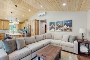 a living room with a couch and a table at Paintbrush Haven in Ronald