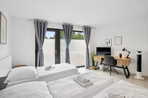 a bedroom with two beds and a desk at ANDRISS - Travel & Work - 5 BR - Kitchen - Parking in Kaiserslautern