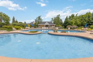 ein großer Swimmingpool mit einem Haus im Hintergrund in der Unterkunft Snowbridge by Property Valet in Blue Mountains + 13 Fotos