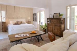 a bedroom with a bed and a coffee table at Purple Apricot Hotel in Vlachopoulátika