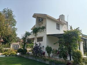 a white house with plants on the side of it at Aadarsh villa in Daulatābād