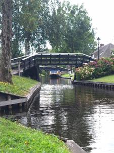 a bridge over a river in a park at De Kazerne - Beulaker wijde in Wanneperveen