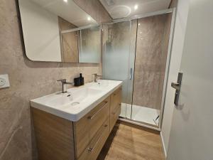 a bathroom with a sink and a shower at Les Logis des Treize-Vents à 15 minutes du Puy duFou in Treize-Vents