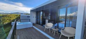 a room with a balcony with a view of the mountains at Lake Capsule in Horizonte