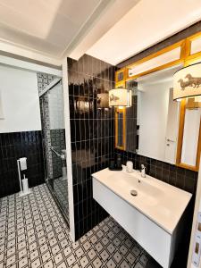a bathroom with a sink and a shower at il "Terrazzino" nel cuore di Siena in Siena