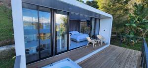 a balcony of a house with a table and chairs at Lake Capsule in Horizonte