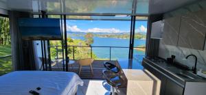 a room with a bed and a view of a lake at Lake Capsule in Horizonte
