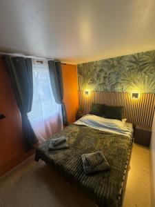 een slaapkamer met een bed waarop twee kussens liggen bij Base de loisirs du Colvert in Bonzée-en-Woëvre +16 foto's