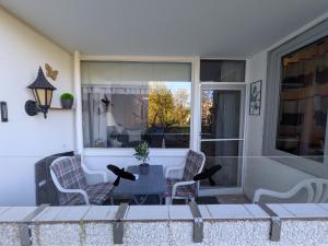 a patio with chairs and a table and a window at Bocksbergbande in Goslar