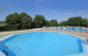 une rangée de piscines bleues avec des chaises et des arbres dans l'établissement DESIGNcontrodesign, à Desenzano del Garda 30 autres photos