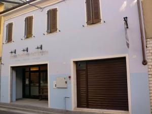 un edificio bianco con porta e finestre del garage di Albergo Dell'angelo a Pontevico