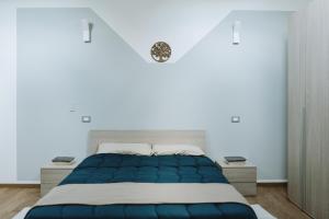 a bedroom with a bed with a blue blanket at Aura Residence in San Biagio
