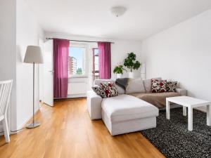 ein Wohnzimmer mit Sofa und Tisch in der Unterkunft Room in Apartment with Shared Bathroom and Kitchen in Stockholm