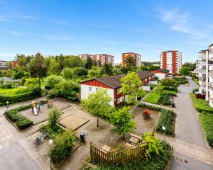 Luftaufnahme eines Parks mit Bäumen und Gebäuden in der Unterkunft Room in Apartment with Shared Bathroom and Kitchen in Stockholm + 3 Fotos